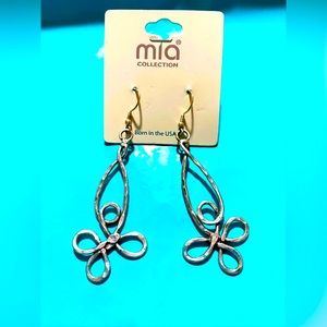 4/$25 Silver tone Swirly Earrings